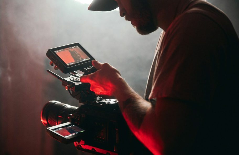 I Serivizi Creativi Tre immagini incorniciate di paesaggi naturali e marittimi con una pianta in primo piano.